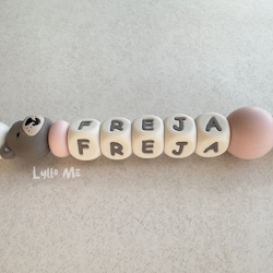 Napphållare med namn Lilla Björnen Taupe/Light Pink/Cream