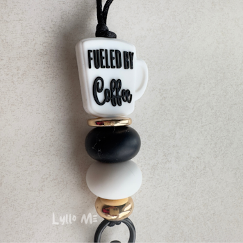 BADGE-NYCKEL HALSBAND fueled by Coffe white
