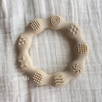 BITFIGUR I SILIKON - RING MED STRUKTUR  - CREAM