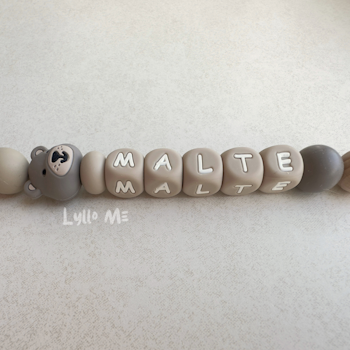 Napphållare med namn - Lilla Björn- Taupe / Taupe