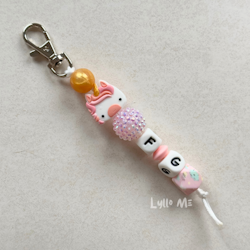 NYCKELRING TILL RYGGSÄCK/JACKA -UNICORN Peach Pink  med Initialer