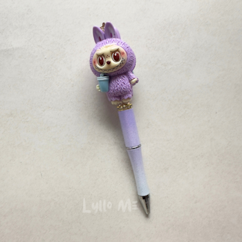 PENNA MED PÄRLOR -  "Labubu" - Lilac