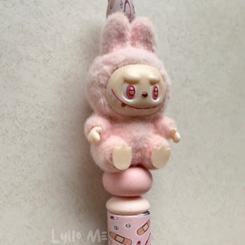 PENNA MED PÄRLOR - Plush "Labubu" - LIGHT PINK