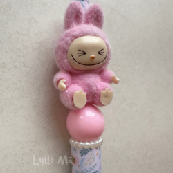 PENNA MED PÄRLOR - Plush "Labubu" - SWEET PINK