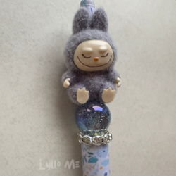 PENNA MED PÄRLOR - Plush "Labubu" - GREY