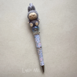 PENNA MED PÄRLOR - Plush "Labubu" - GREY