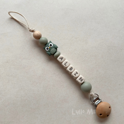 Napphållare med namn - OWL- LAUREL GREEN / CREAM