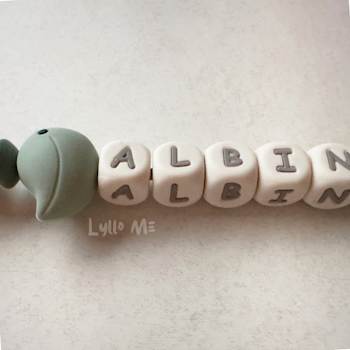 Napphållare med namn - LITTLE BIRD- LAUREL GREEN/ Cream