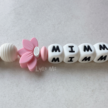 Napphållare med namn - HALF DAISY SOFT PINK - WHITE (max 5 bokstäver)