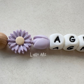 Pacifier holder with name DAISY Powder lilac / WHITE