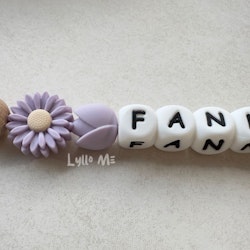 Napphållare med namn DAISY Powder lilac / WHITE 1