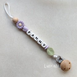 Napphållare med namn DAISY Powder lilac / WHITE 1