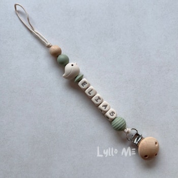 Napphållare med namn - LITTLE BIRD- Cream -light old green/ Cream