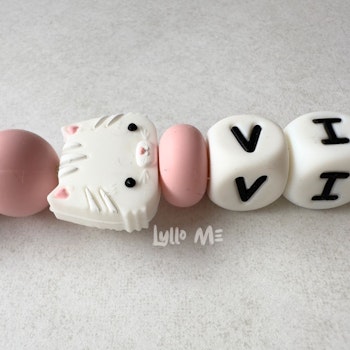 Napphållare med namn Cat White/ Light pink  / WHITE