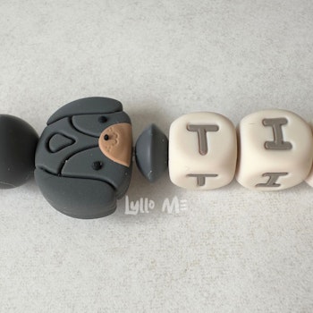 Napphållare med namn Dog Charcoal Grey  / CREAM