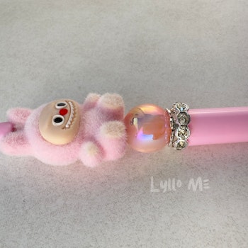 PENNA MED PÄRLOR - Plush "Labubu" - LIGHT PINK