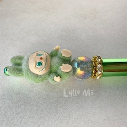 PENNA MED PÄRLOR - Plush "Labubu" - GREEN