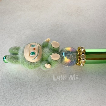 PENNA MED PÄRLOR - Plush "Labubu" - GREEN