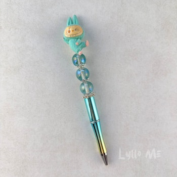 PENNA MED PÄRLOR - Plush "Labubu" -turquoise-green