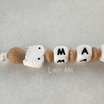 Napphållare med namn Cat White/ Wood  / WHITE (max 5 bokstäver)