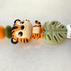 ID-KORT/ NYCKEL HÅLLARE med text UNDERSKÖTERSKA eller SJUKSKÖTERSKA DJUNGLE - TIGER
