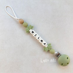 Napphållare med namn - HALF DAISY GREEN  (max 5 bokstäver)med SILIKON CLIPS