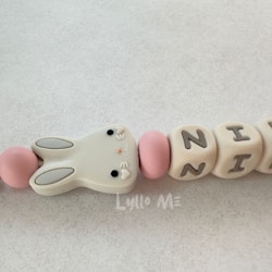 NAPPHÅLLARE med namn  -BUNNY - WOOL- BLOSSOM / CREAM