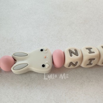 NAPPHÅLLARE med namn  -BUNNY - WOOL- BLOSSOM / CREAM
