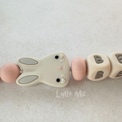 NAPPHÅLLARE med namn  -BUNNY - WOOL- LIGHT OLD PINK/ CREAM