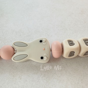 NAPPHÅLLARE med namn  -BUNNY - WOOL- LIGHT OLD PINK/ CREAM