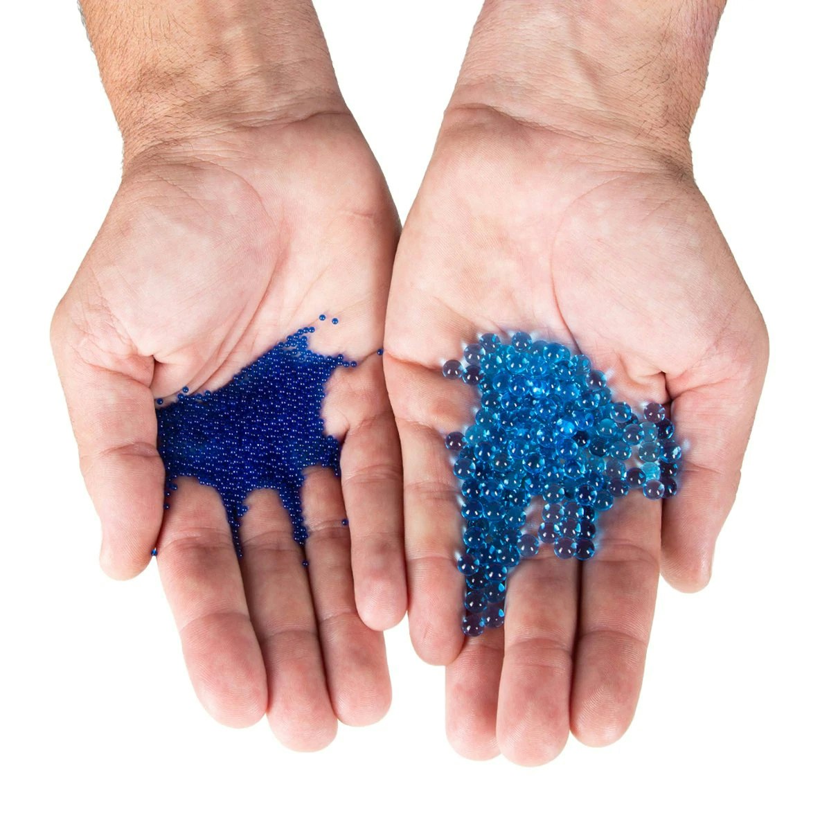 Fotot visar en jämförelse innan och efter gel balls har legat i vatten.