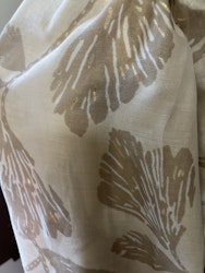 Beige sjal med ljus bruna blad och guld stänk