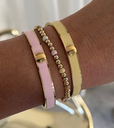 Capri armband i guld med rosa emalj