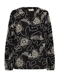 Svart blus Linda med vitt broderat mönster