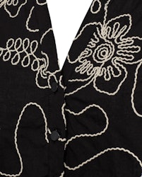 Svart blus Linda med vitt broderat mönster