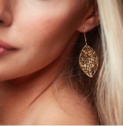 Löv örhängen små i guld
