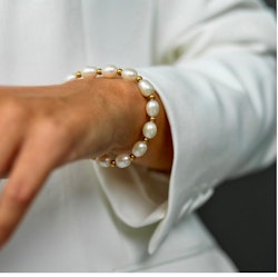 Elastiskt pärl armband i guld