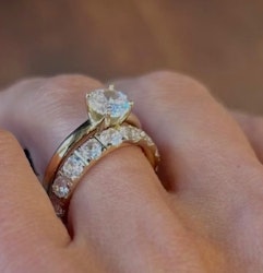 Stella ring i guld med klara stenar