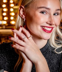 Stella ring i guld med klara stenar