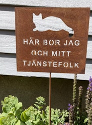 Kattskylt med pinne (här bor jag och mitt tjänstefolk)