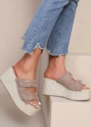 Virkade kilklackar beige
