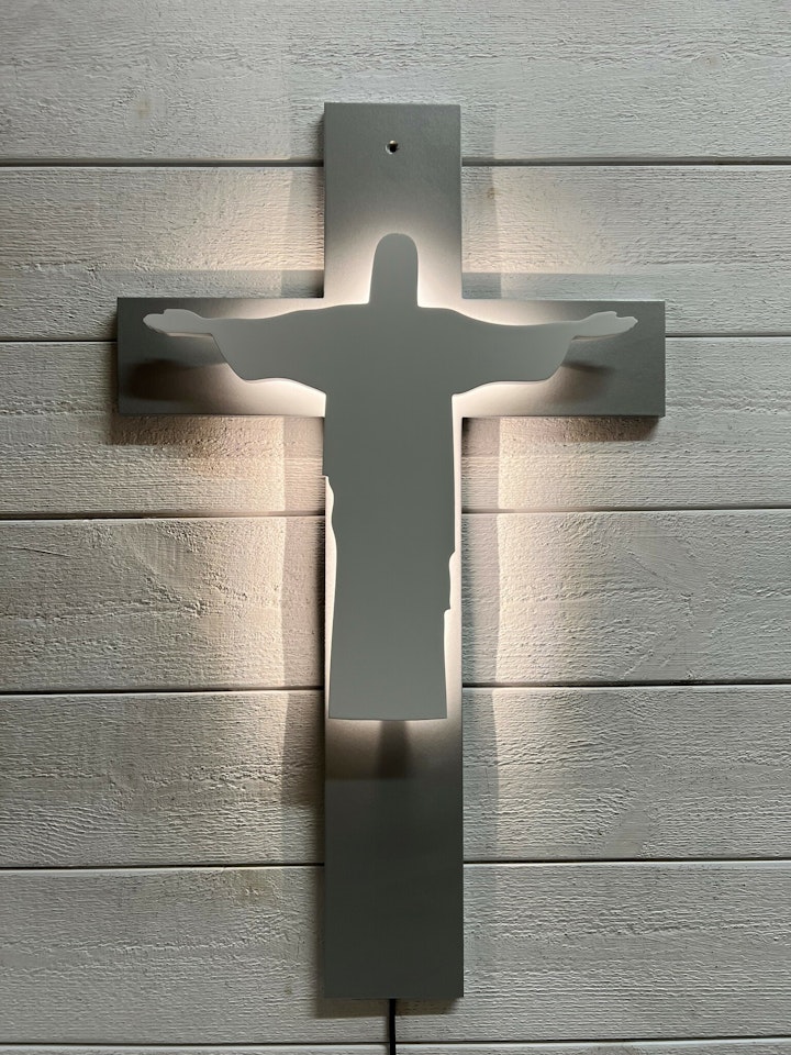 Vägglampa Kors med Jesus gestalt