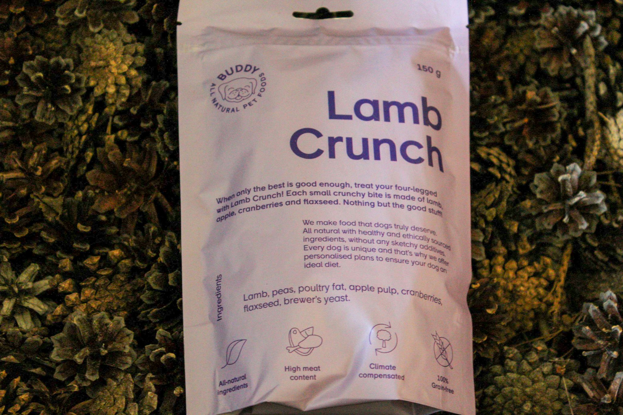 Knapriga lammbitar med tranbär och grönsaker, 55% kött, 45% bär och grönsaker. 150gr.