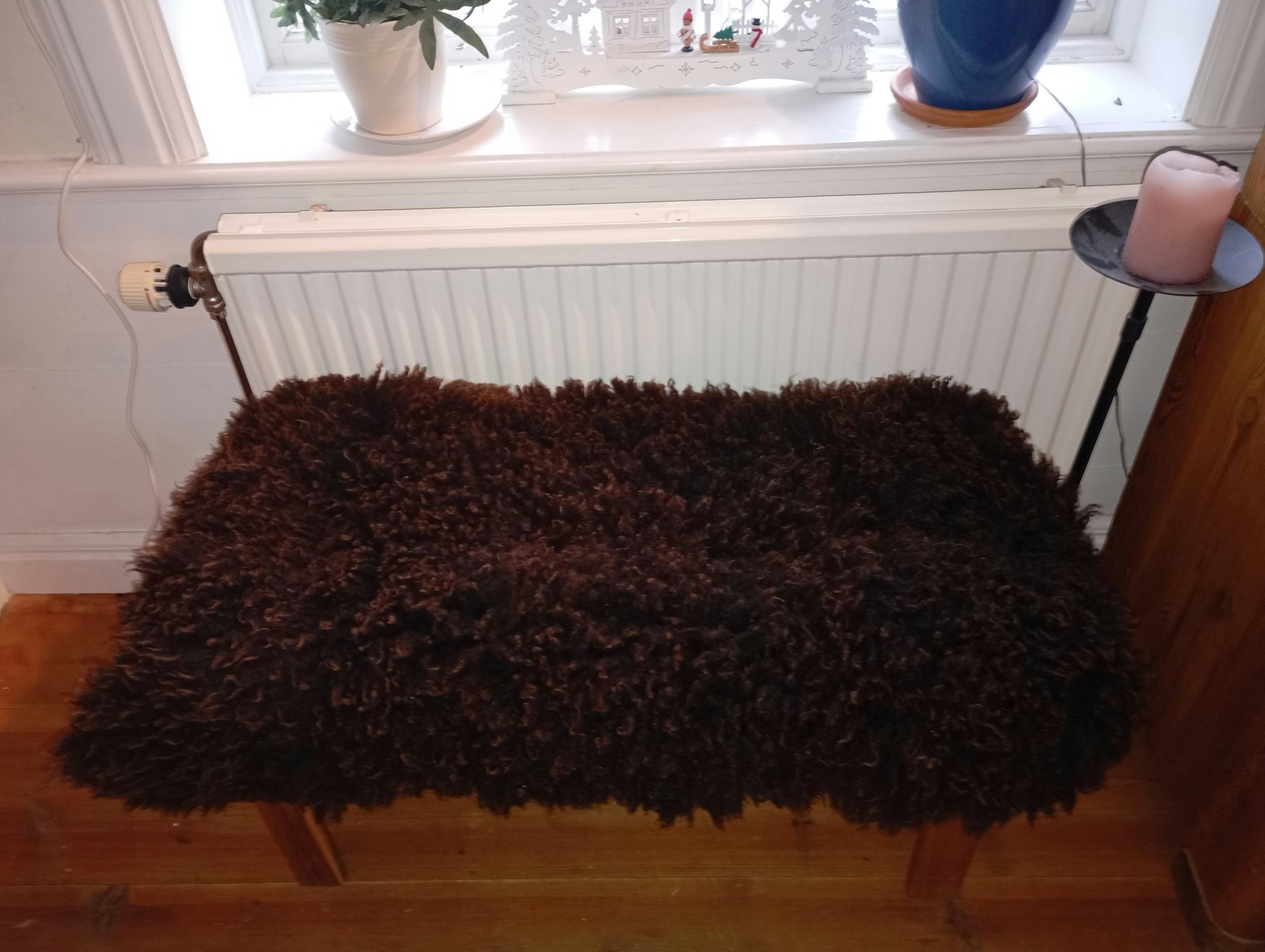 Fårskinn i mörkbrunt med våffel-lockar