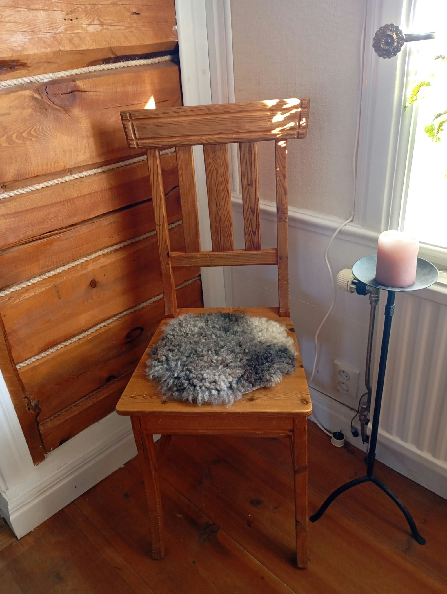Stolsdyna av fårskinn, melerad med täta korkskruvar