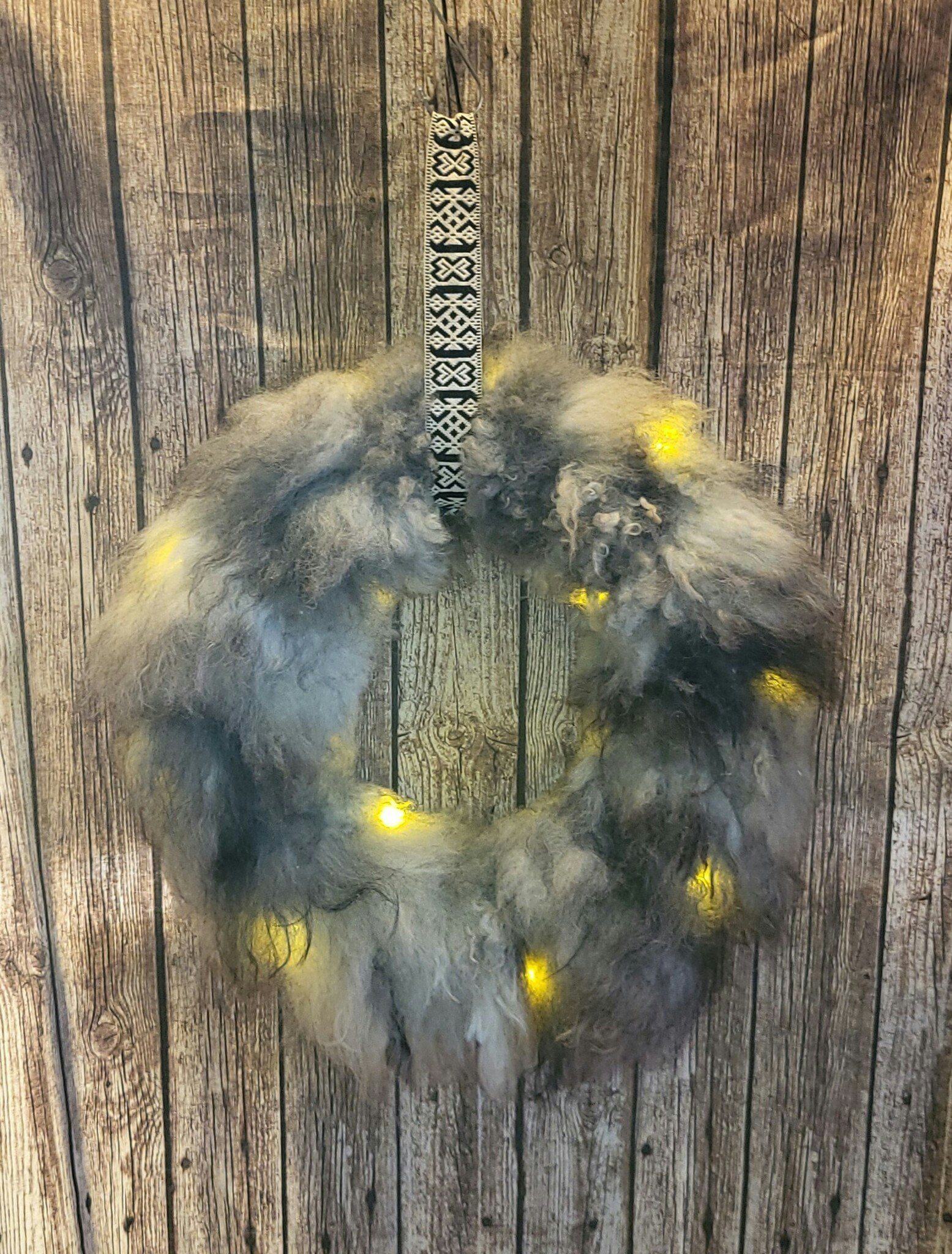 Krans, mellan med belysning. Grå.
