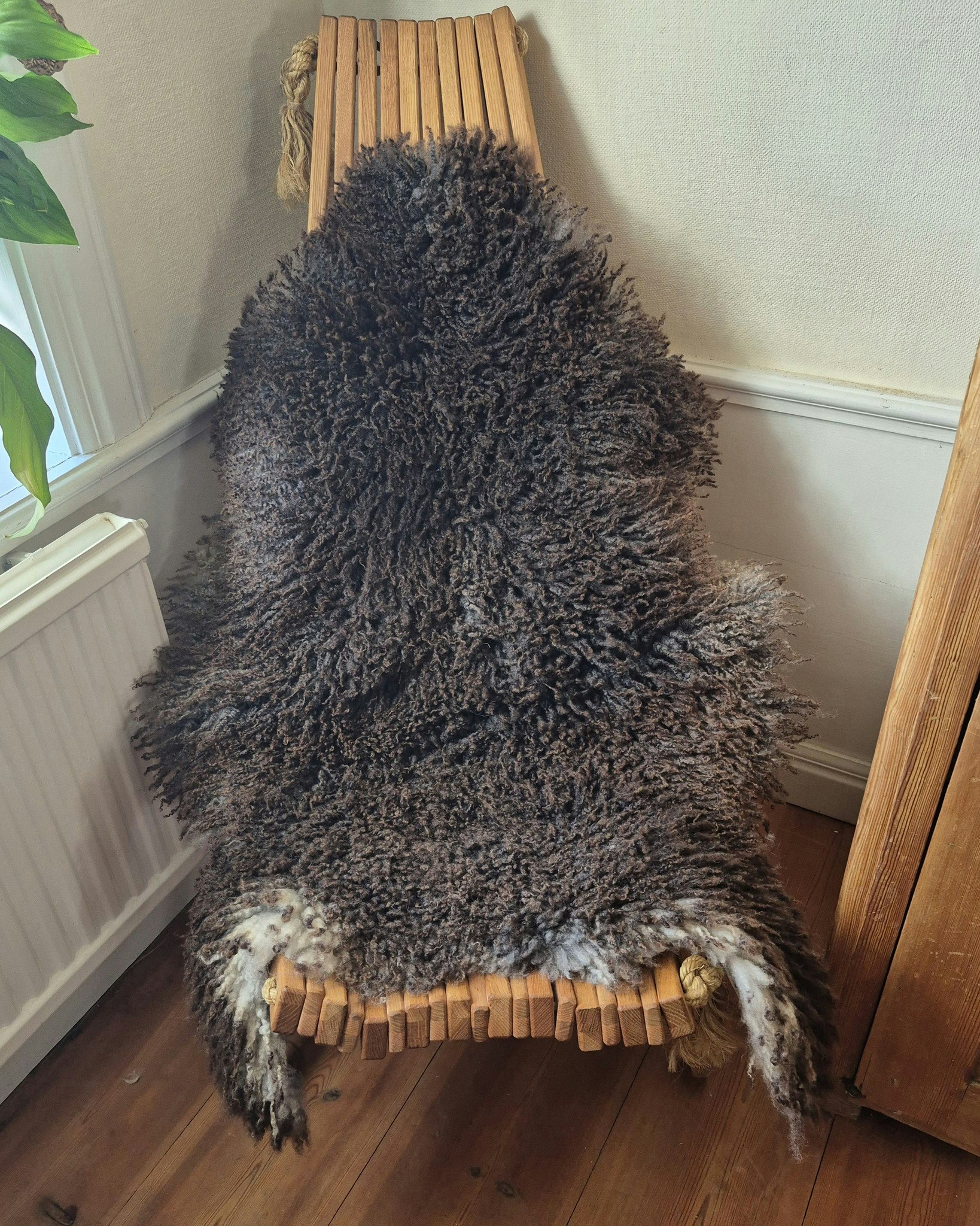 Brunmelerat skinn med härligt krus.