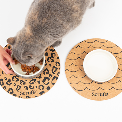 Scruffs 25cm Set of 2 Cork Pet matskålunderlag. 25x25cm. Wave & Leopard