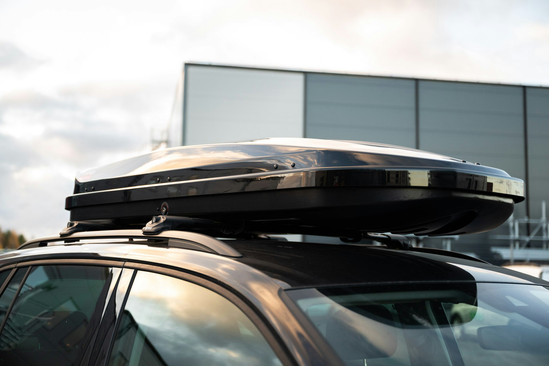Takbox monterad på en Volkswagen.