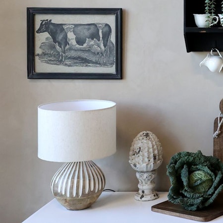 Bordslampa med mönster och linneskärm